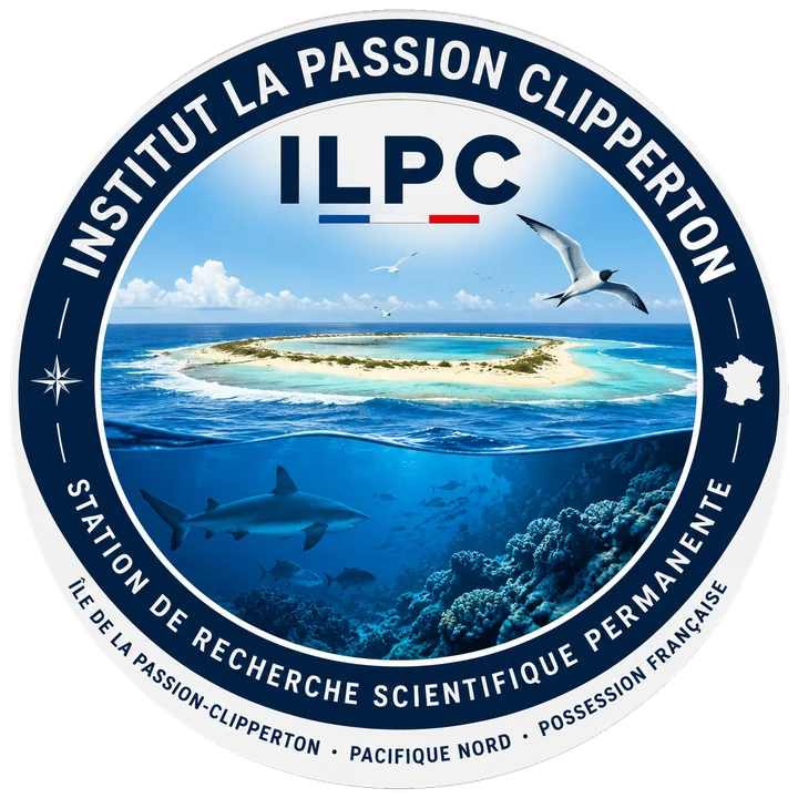 Emblème de l'Institut La Passion Clipperton : l'atoll vu de la mer, fous masqués, requin et récif corallien